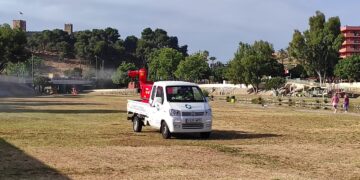 El Ayuntamiento de Fuengirola controla con un vehículo atomizador la presencia de mosquitos en las proximidades del río y los arroyos