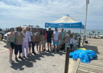 Recogen más de 50 kilos de basura de las dunas de Marbella