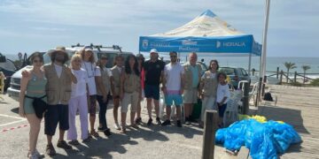 Recogen más de 50 kilos de basura de las dunas de Marbella