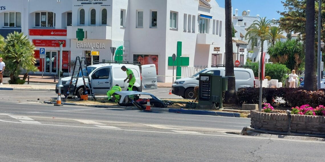 Dos vehículos colisionan tras una persecución policial frente al Instituto Guadalpín de Marbella