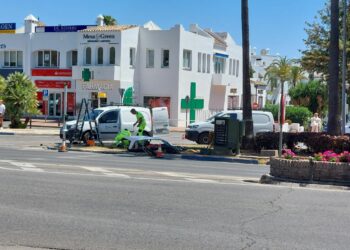 Dos vehículos colisionan tras una persecución policial frente al Instituto Guadalpín de Marbella