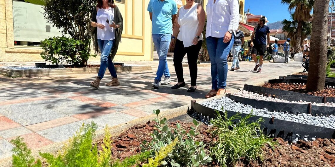 El Ayuntamiento de Fuengirola embellece más de un centenar de jardineras con materiales ecológicos que reducen un 75% el consumo de agua