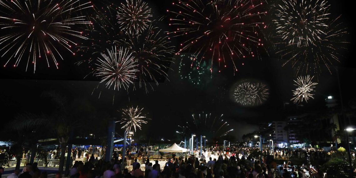 El diseñador F de Frank hace un recorrido por la Semana Grande de Marbella con un pregón en verso salpicado de sevillanas
