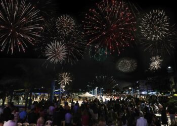 El diseñador F de Frank hace un recorrido por la Semana Grande de Marbella con un pregón en verso salpicado de sevillanas