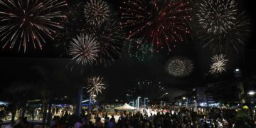 El diseñador F de Frank hace un recorrido por la Semana Grande de Marbella con un pregón en verso salpicado de sevillanas