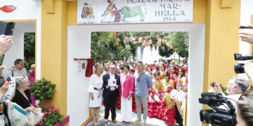 Inaugurada la Feria de Día, que este año dedica el arco de entrada al periodista Agustín Hervás