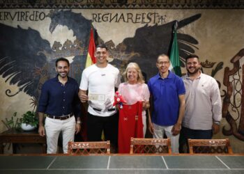Muñoz recibe al boxeador marbellí Ayoud Ghadfa tras obtener su clasificación para los Juegos Olímpicos de París