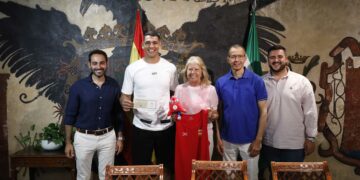 Muñoz recibe al boxeador marbellí Ayoud Ghadfa tras obtener su clasificación para los Juegos Olímpicos de París