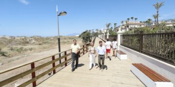 Abierto un nuevo tramo de senda en Río Real que conecta la playa con la calle Ignacio Coca mediante una pasarela de 250 metros de longitud