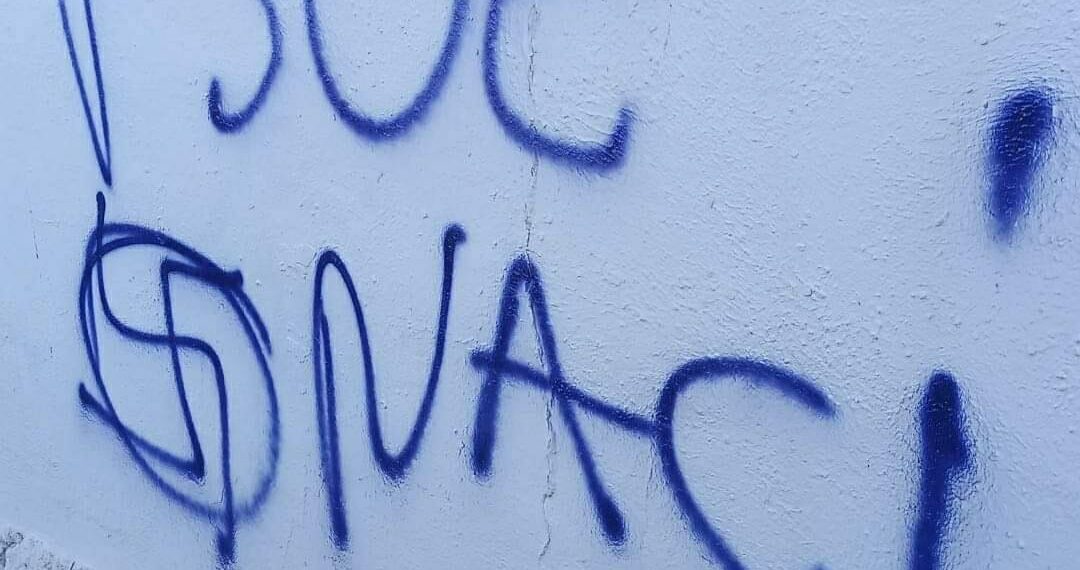 Un colegio electoral de la Cala de Mijas amanece con pintadas