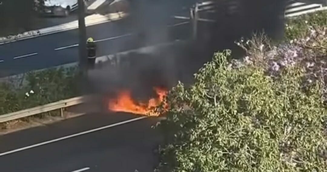 Sale ardiendo un vehículo en plena A7 enfrente del Centro Comercial Miramar