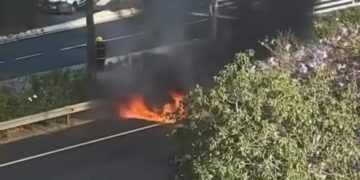 Sale ardiendo un vehículo en plena A7 enfrente del Centro Comercial Miramar