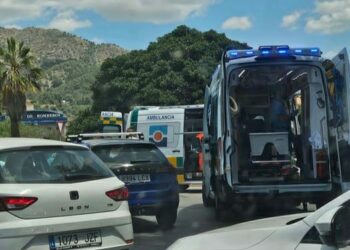 Dos heridos tras la colisión de un coche y una moto en Marbella