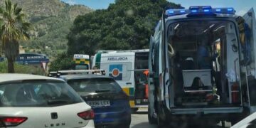 Dos heridos tras la colisión de un coche y una moto en Marbella
