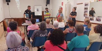 La Policía Nacional ofrece una charla sobre seguridad a los mayores de Torremolinos