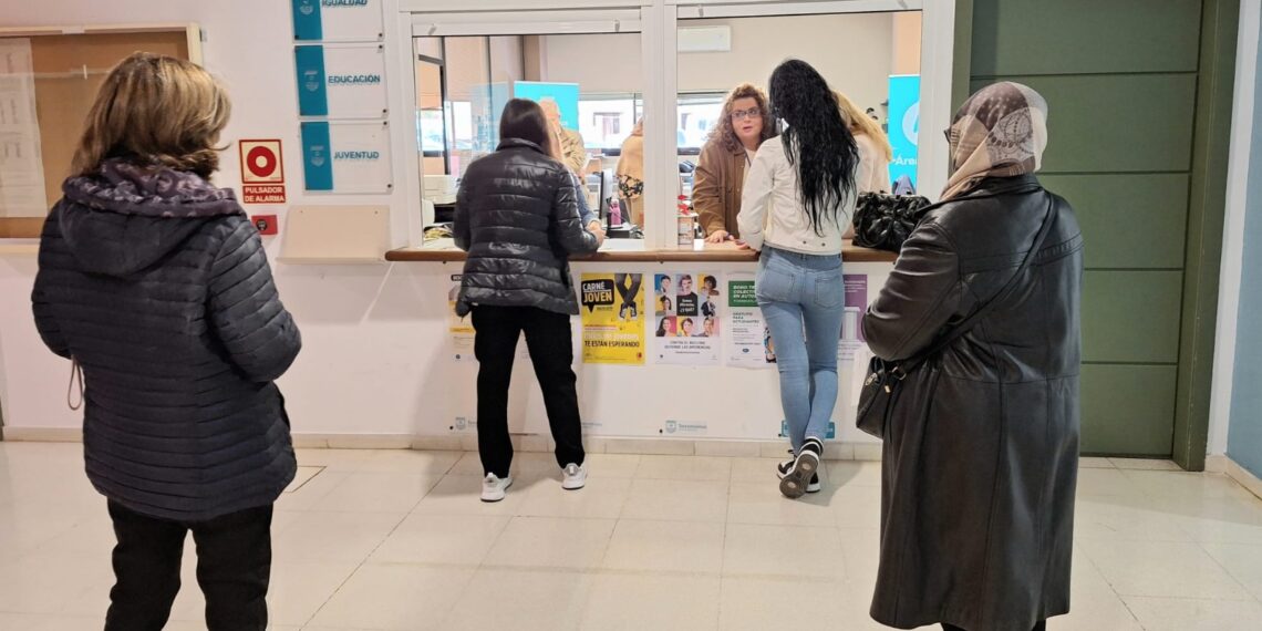 2.180 personas han hecho uso del servicio para gestionar el Certificado Digital e informar de la Zona de Bajas Emisiones en Torremolinos