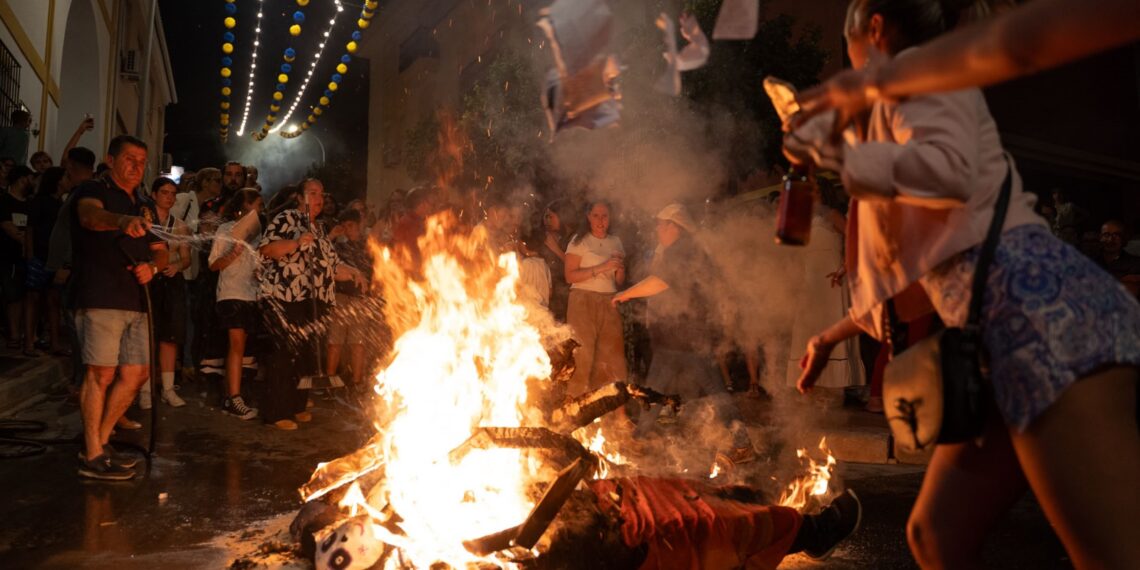 Arranca la Feria de San Juan en Arroyo de la Miel con los tradicionales júas y la inauguración del alumbrado artístico