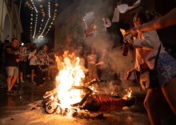 Arranca la Feria de San Juan en Arroyo de la Miel con los tradicionales júas y la inauguración del alumbrado artístico