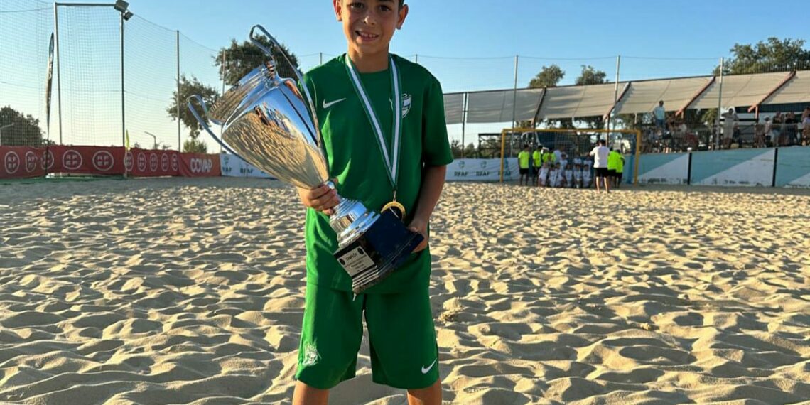 El alevín del Unión Manilva Ían Galán, campeón de fútbol playa de Andalucía