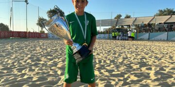 El alevín del Unión Manilva Ían Galán, campeón de fútbol playa de Andalucía