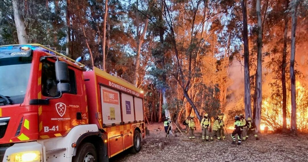 Bomberos consiguen controlar un incendio declarado anoche en Guaro