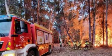 Bomberos consiguen controlar un incendio declarado anoche en Guaro