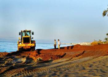 Comienza el aporte de arena en La Fontanilla y en La Venus-Bajadilla continuando con la regeneración de las playas del municipio