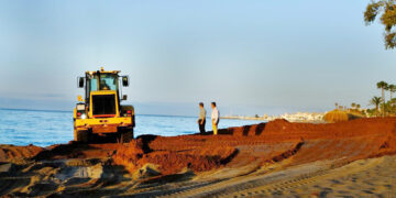 Comienza el aporte de arena en La Fontanilla y en La Venus-Bajadilla continuando con la regeneración de las playas del municipio