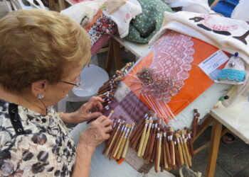 Una treintena de vecinas de Mijas enseñarán a hacer encaje de bolillos a pie de calle