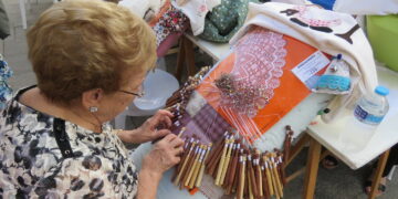 Una treintena de vecinas de Mijas enseñarán a hacer encaje de bolillos a pie de calle