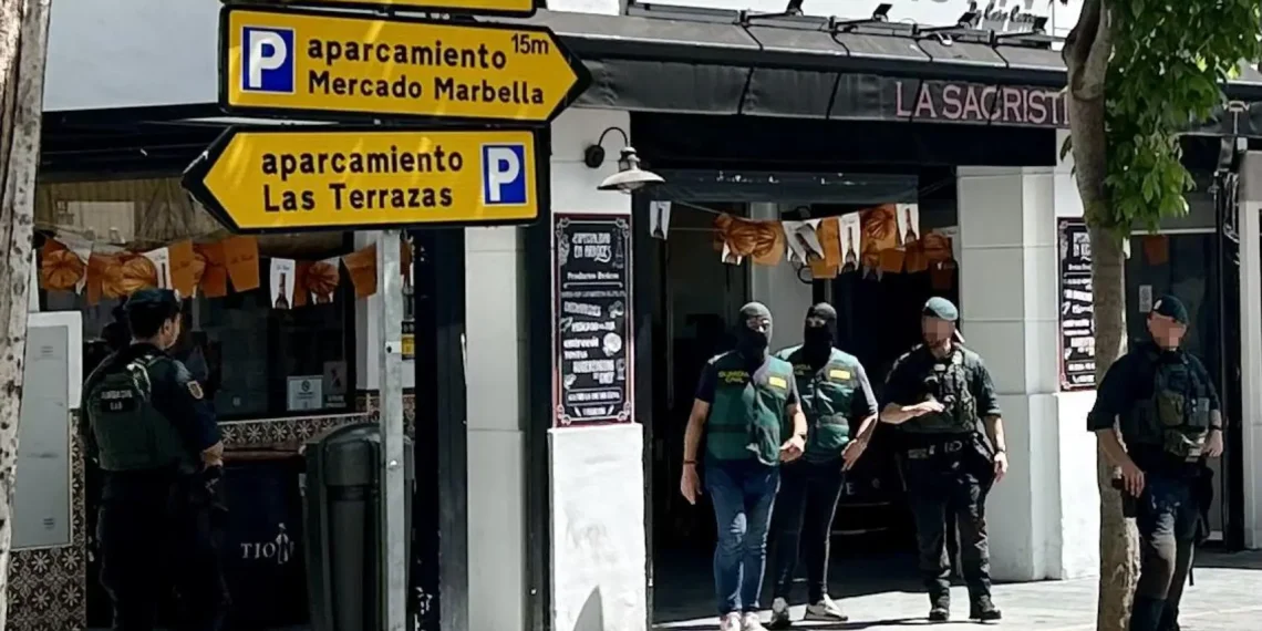Agentes irrumpen armados y con pasamontañas en el mercado de Marbella