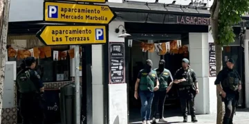 Agentes irrumpen armados y con pasamontañas en el mercado de Marbella