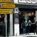 Agentes irrumpen armados y con pasamontañas en el mercado de Marbella