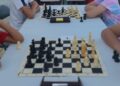 Estepona organiza partidas de ajedrez en los tableros del Paseo Marítimo todo el verano