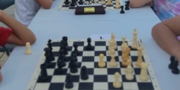 Estepona organiza partidas de ajedrez en los tableros del Paseo Marítimo todo el verano