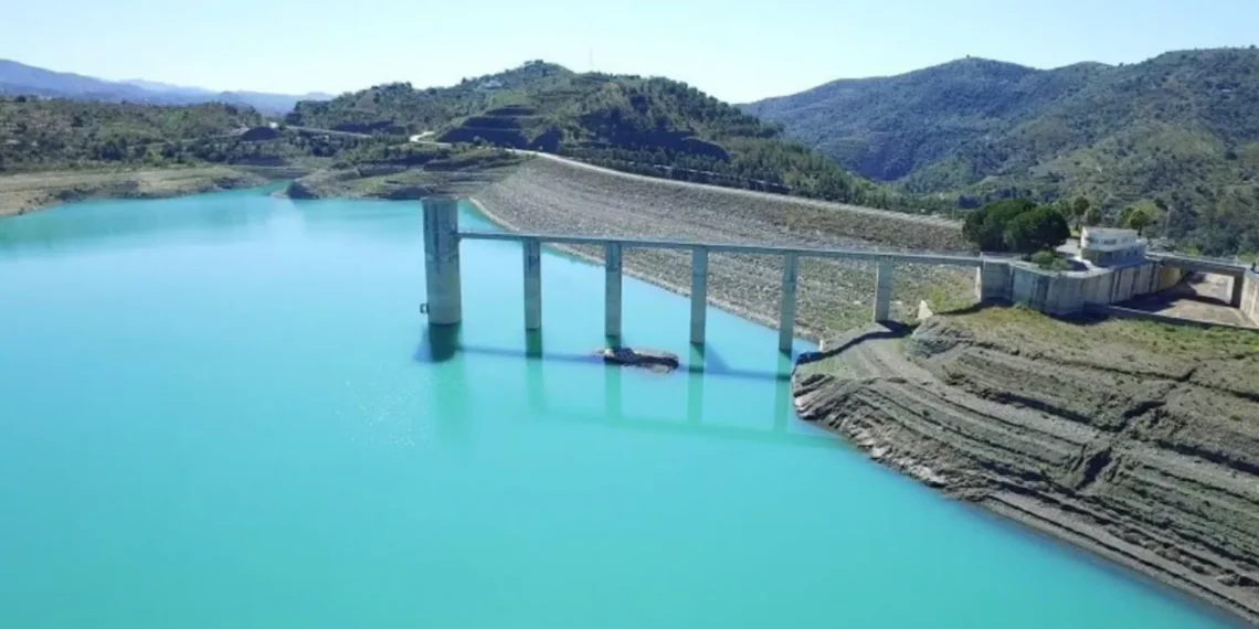 Un herido grave evacuado en helicóptero tras sufrir una caída en moto junto al pantano de la Viñuela