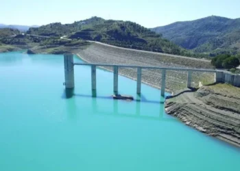 Un herido grave evacuado en helicóptero tras sufrir una caída en moto junto al pantano de la Viñuela