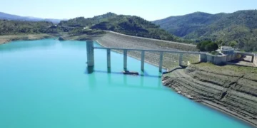 Un herido grave evacuado en helicóptero tras sufrir una caída en moto junto al pantano de la Viñuela
