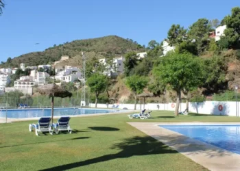 Un niño de cinco años trasladado al Materno tras rescatarlo de la piscina con síntomas de ahogamiento en Benahavís