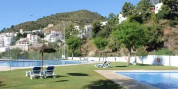 Un niño de cinco años trasladado al Materno tras rescatarlo de la piscina con síntomas de ahogamiento en Benahavís
