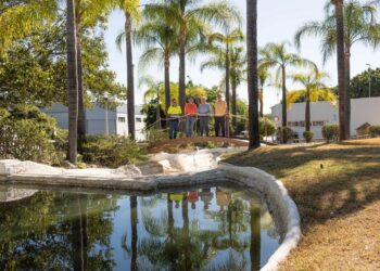 El Ayuntamiento de Estepona mantiene el agua de dos estanques para preservar la fauna existente en sus parques