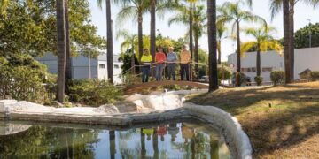El Ayuntamiento de Estepona mantiene el agua de dos estanques para preservar la fauna existente en sus parques