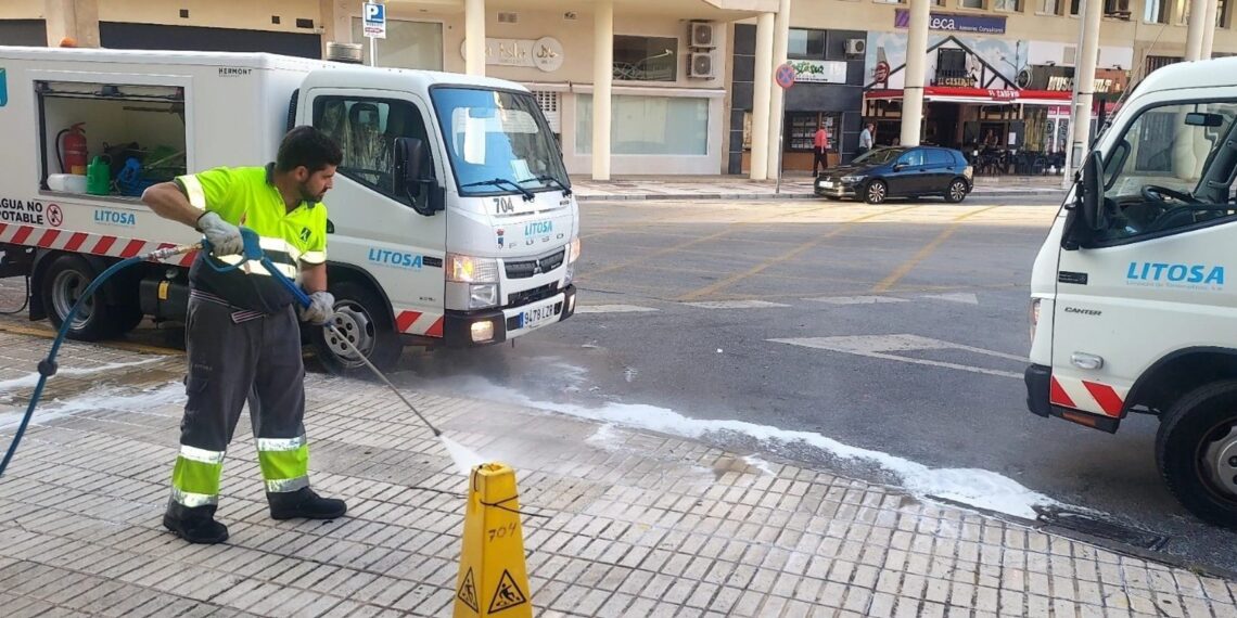 Torremolinos reactiva trabajos de limpieza en las calles tras excepción temporal de utilización de agua