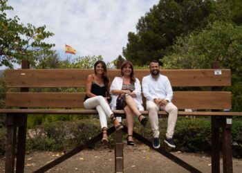 Benalmádena instala un banco gigante en el Parque de la Paloma