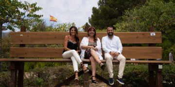 Benalmádena instala un banco gigante en el Parque de la Paloma