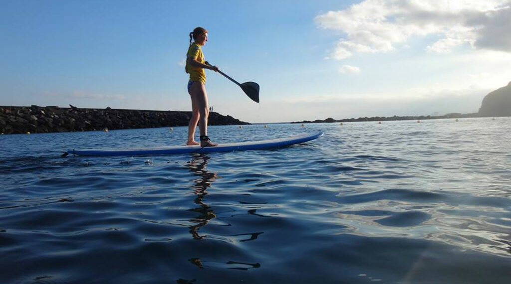Rescatan a una mujer y un niño de 9 años mientras hacían paddle surf en Manilva