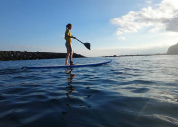 Rescatan a una mujer y un niño de 9 años mientras hacían paddle surf en Manilva