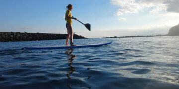 Rescatan a una mujer y un niño de 9 años mientras hacían paddle surf en Manilva
