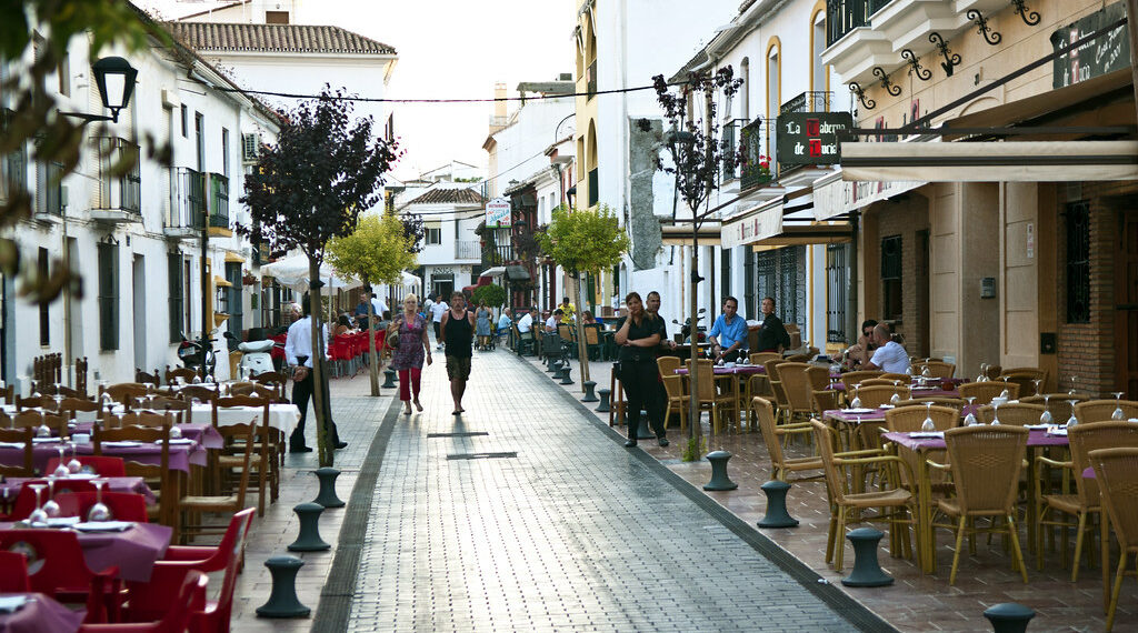 Denuncian a un hombre en Estepona tras amenazar con una navaja a los clientes de una terraza