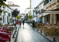 Denuncian a un hombre en Estepona tras amenazar con una navaja a los clientes de una terraza